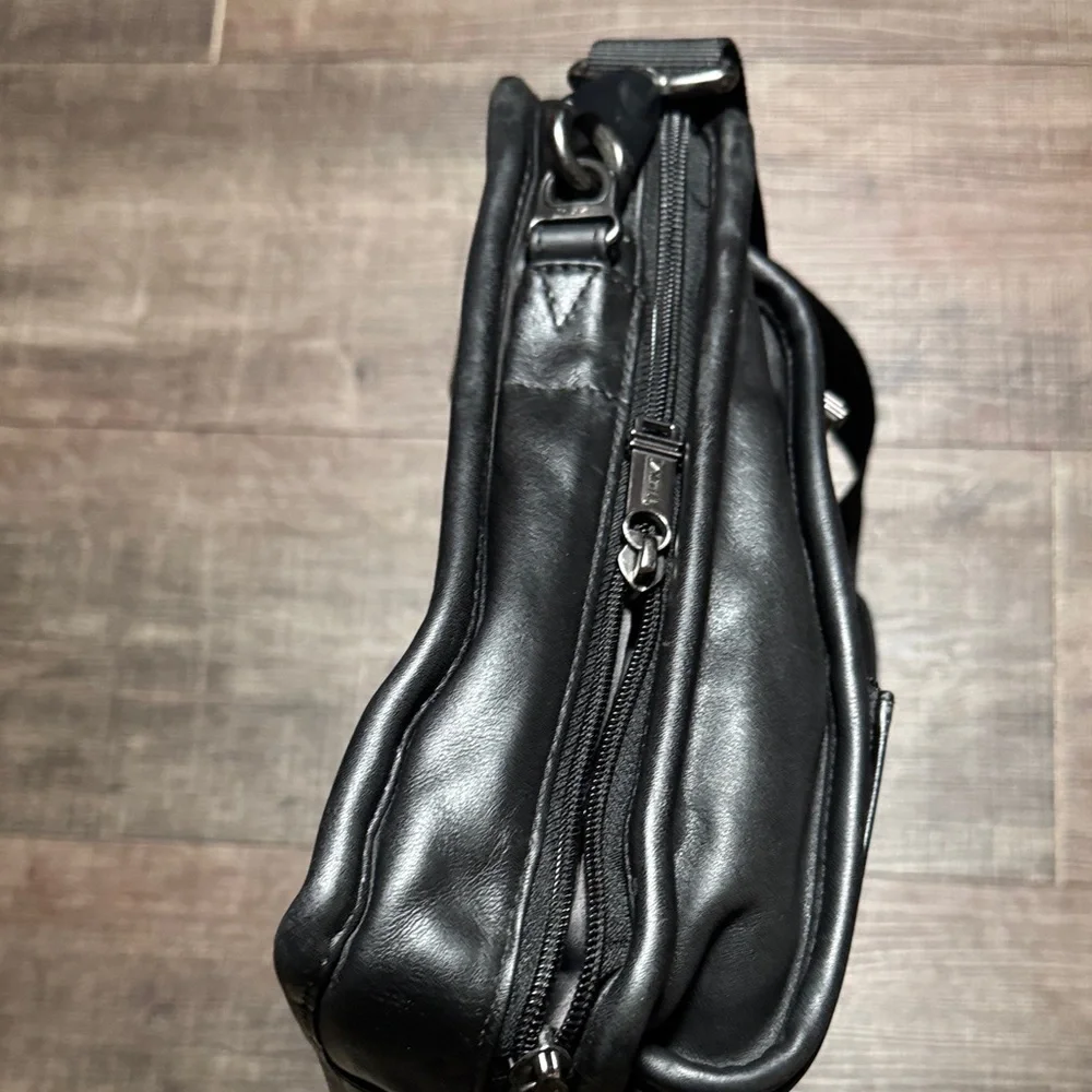 TUMI Alpha Expandable Leather Briefcase/ 💼 Laptop Messenger Shoulder Bag
